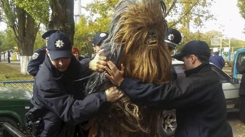 Detienen a Chewbacca en Ucrania mientras Darth Vader esperaba en el coche