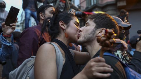 Besos en las protestas en Quito y amanecer en Denia: el día en fotos