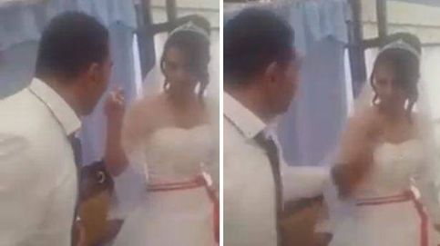 Agrede físicamente a su mujer tras su boda por una broma que le gastó con la tarta