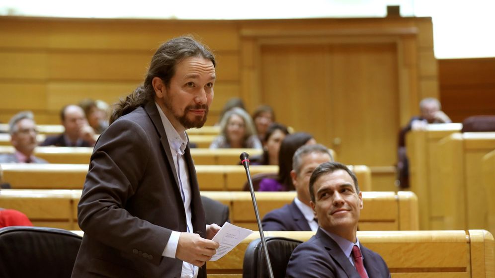Foto: El presidente del Gobierno, Pedro Sánchez (dcha), escucha la intervención del vicepresidente segundo, Pablo Iglesias. (EFE)