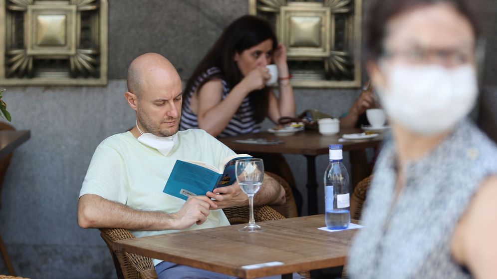 Foto: Un lector, en una terraza de Madrid. (EFE)