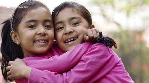 El vínculo de dos gemelas en la Aldea de Nepal