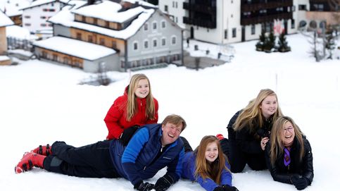Los reyes de Holanda y sus hijas, todo sonrisas en la nieve