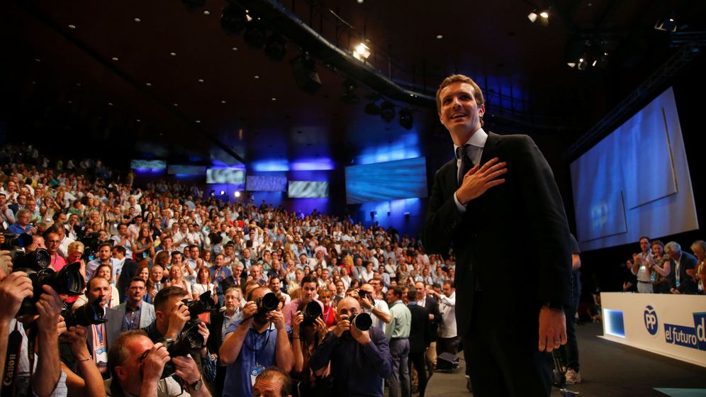 Foto: Pablo Casado agradece a los comisarios del PP su voto. (Reuters)