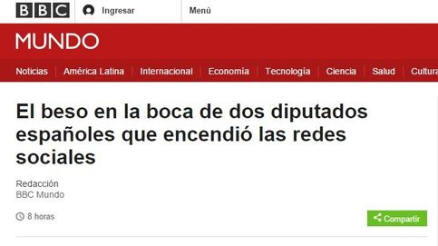 El beso de Pablo Iglesias y Xavier Domènech traspasa fronteras: BBC, 'Le Figaro'...