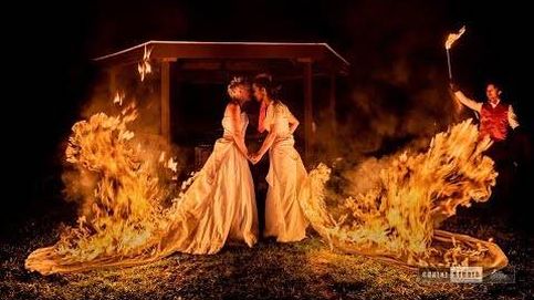 Dos novias queman sus vestidos para las fotos de boda y el resultado es increíble