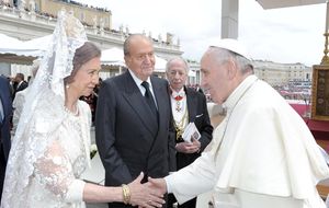 Los Reyes lucen sus mejores galas para conocer al Papa