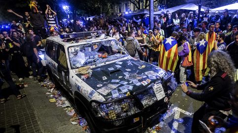 La noche de la crispación en Cataluña en 10 fotos: tensión entre Guardia Civil y manifestantes