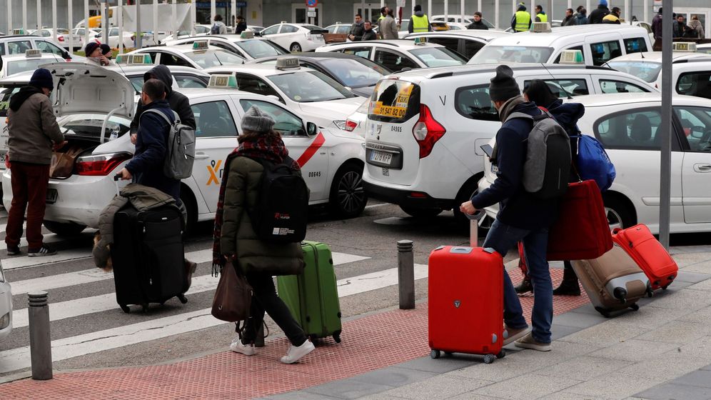 Foto: ConcentraciÃ³n de taxistas en las inmediaciones del recinto ferial de Ifema, en Madrid. (EFE)