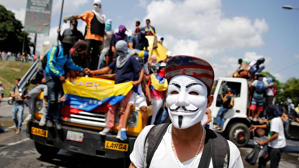 Foto: Un manifestante con una mÃ¡scara de Guy Fawkes, durante los disturbios contra el presidente Maduro en Caracas, en junio de 2017. (Reuters)