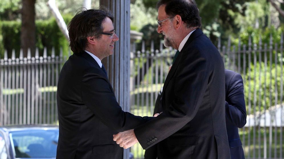 Foto:  El presidente de la Generalitat, Carles Puigdemont, saluda al presidente del Gobierno, Mariano Rajoy. (EFE)