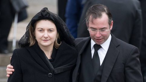 Matilde de Bélgica arropa a Stéphanie de Luxemburgo en el funeral de su padre