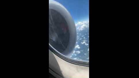Un hombre graba la avería del motor del avión en pleno vuelo