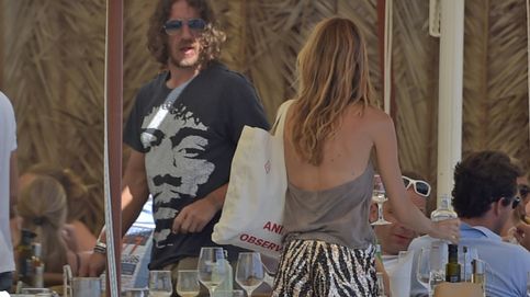 Carles Puyol y Vanessa Lorenzo se relajan en Ibiza