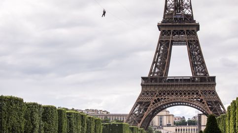 Merkel se gradúa y la tirolina de la Torre Eiffel: el día en fotos