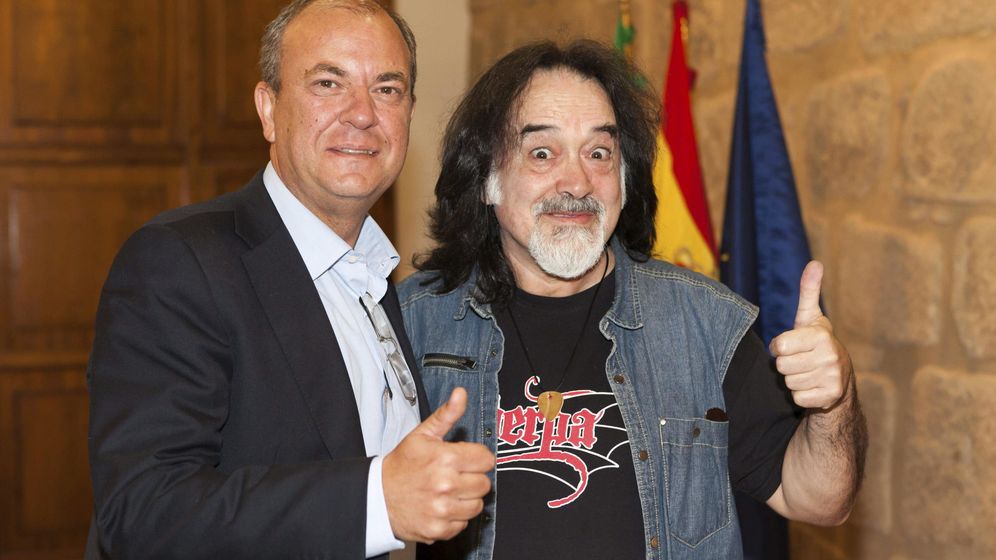 Foto: El expresidente de Extremadura José Antonio Monago posa junto a José Luis Campuzano, 'Sherpa', fundador del grupo de rock Barón Rojo. (EFE)