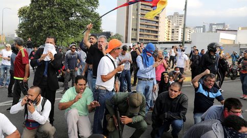 Cientos de venezolanos se echan a la calle tras el alzamiento de Juan Guaidó contra Nicolás Maduro