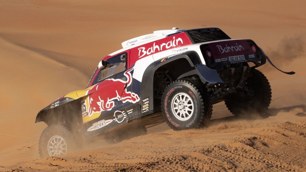 Foto: Carlos Sainz saltando una duna. (EFE)