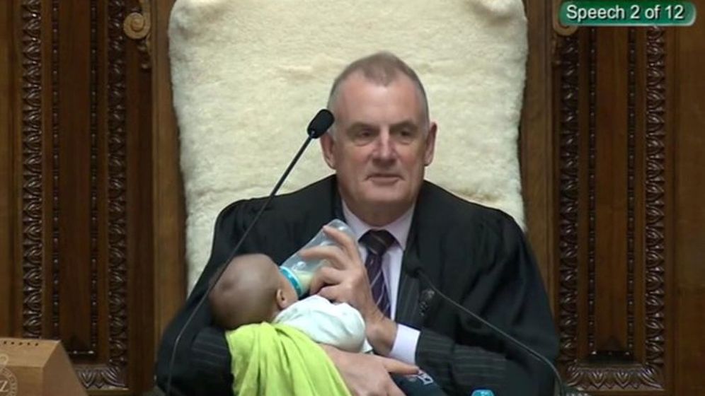Foto: El presidente del Parlamento, Trevor Mallard, alimentando al bebÃ© (Reuters)