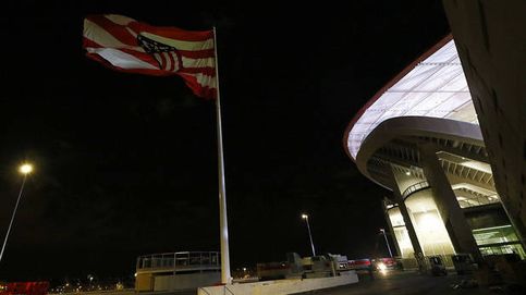 El Atlético se lía e iza al revés su bandera en el Wanda Metropolitano
