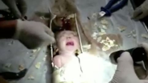 Rescatan a un recién nacido de una tubería en China