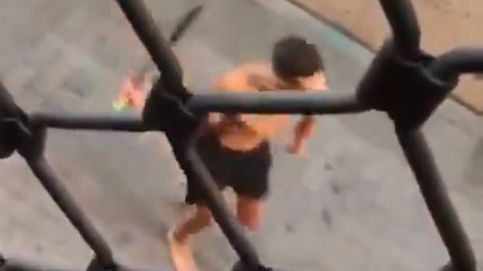 El vídeo que muestra una pelea a machetazos en el Raval de Barcelona a plena luz del día