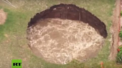 Se abre un agujero gigante en el patio trasero de su casa