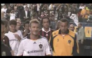 El inglés David Beckham se encara con aficionados de Los Angeles Galaxy