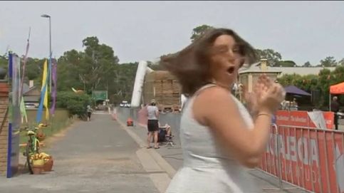 Un camión se lleva por delante la meta de una carrera ciclista en Australia