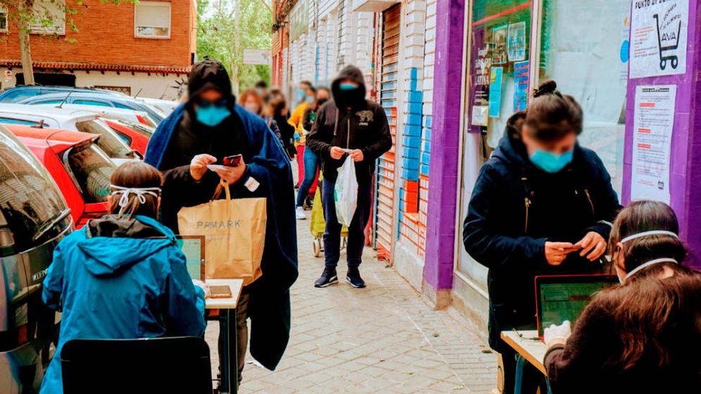 Foto: Vecinos hacen cola en Aluche para recibir bolsas de comida. (AV Aluche)