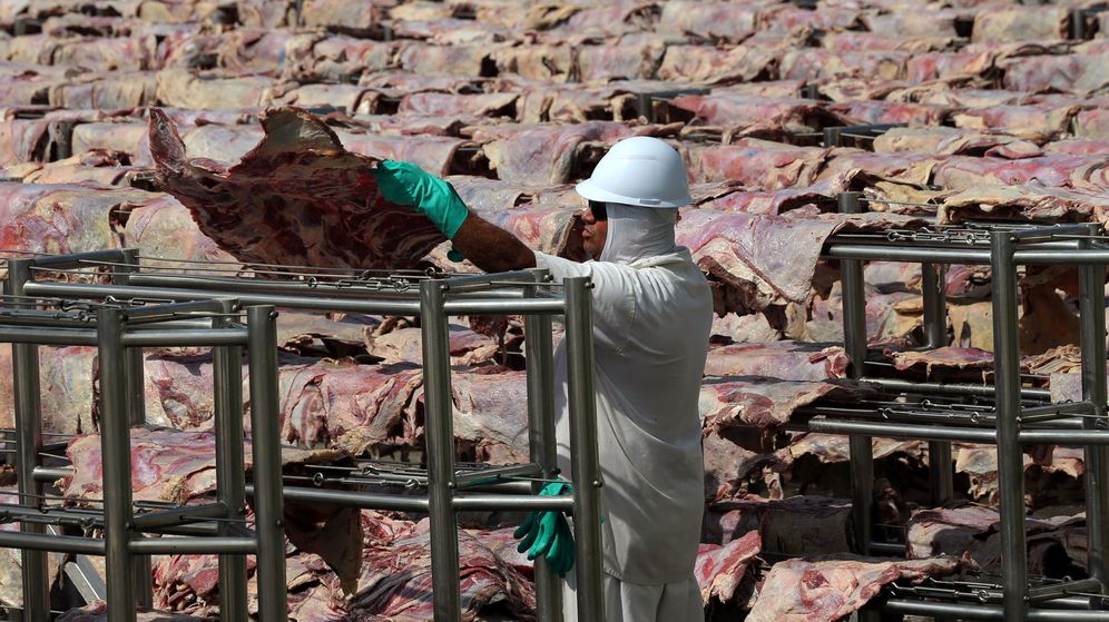 Foto: Un trabajador en una fÃ¡rbica de JBS S.A., el mayor productor de carne del mundo, en Santana de Parnaiba, Brasil (Reuters)