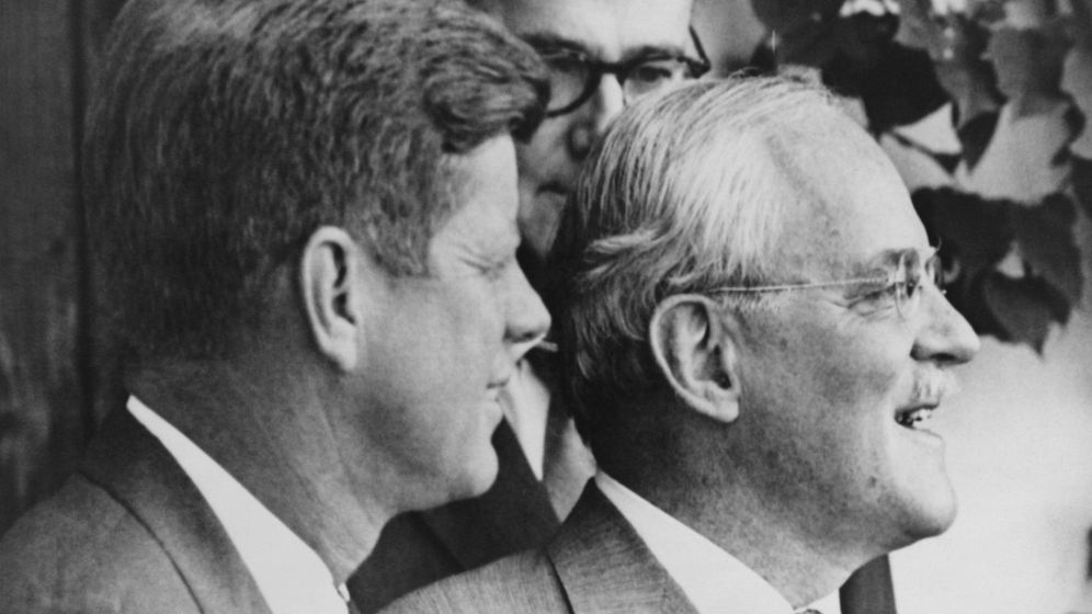 Foto: Kennedy con el director de la CIA, Allen Dules. (Cordon Press)