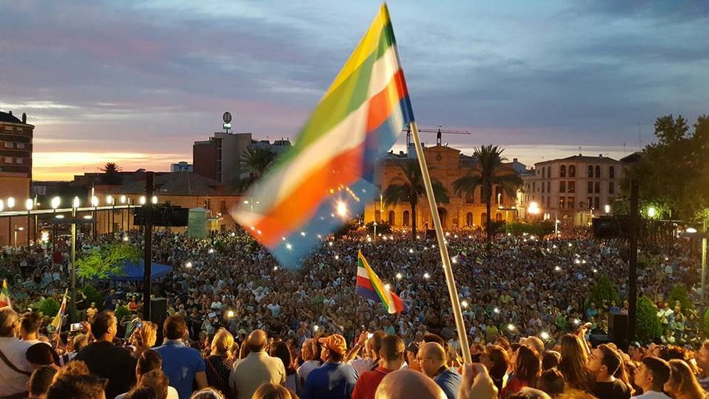Foto: Las banderas multicolor ondean en Linares. (Plataforma Todos a una por Linares)