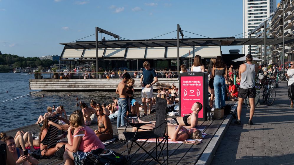 Foto: Gente disfrutando un día de sol en Estocolmo, sin mascarilla ni distancia. (Reuters)
