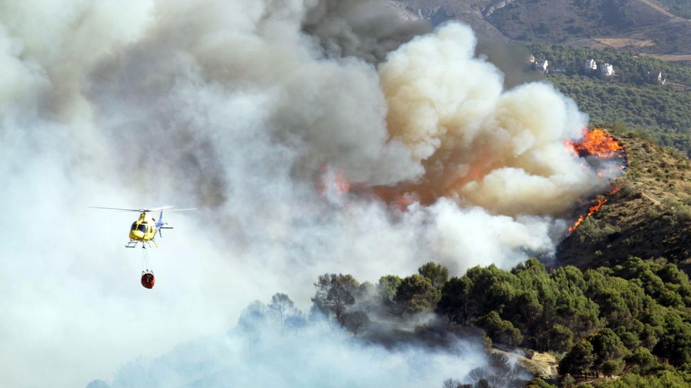 Foto: Un helicóptero, durante las labores de extinción del incendio forestal en Granada. (EFE)