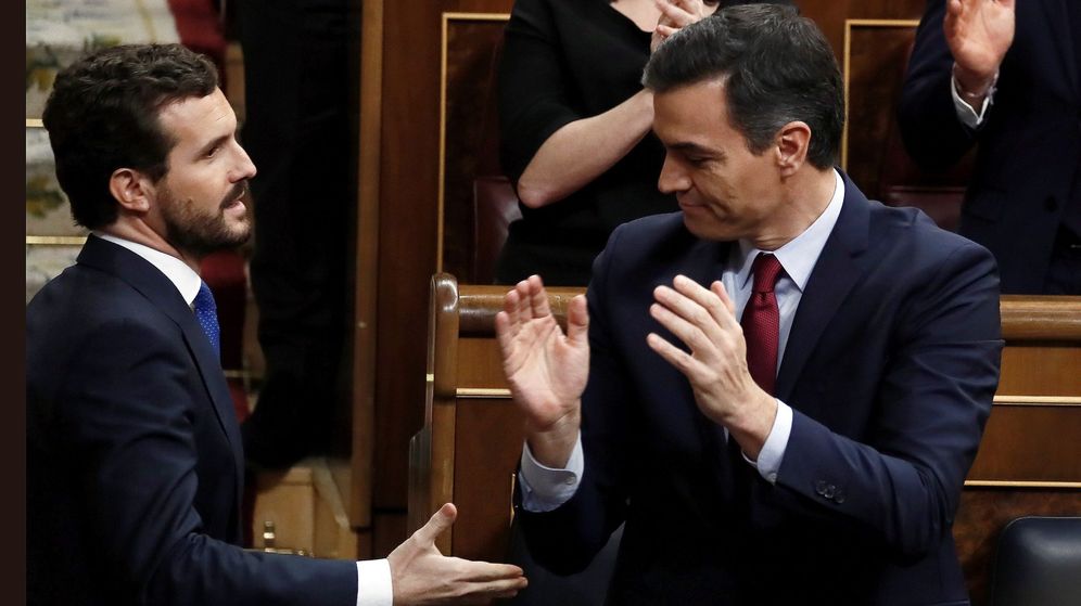 Foto: Pablo Casado felicita a Sánchez tras ser investido presidente. (EFE)