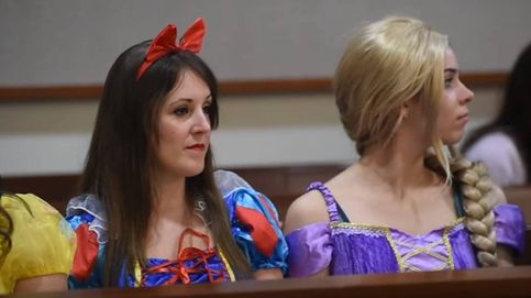 ¿Qué hacen todas estas princesas de Disney en un juzgado? Dos niñas de uno y cinco años tienen la culpa