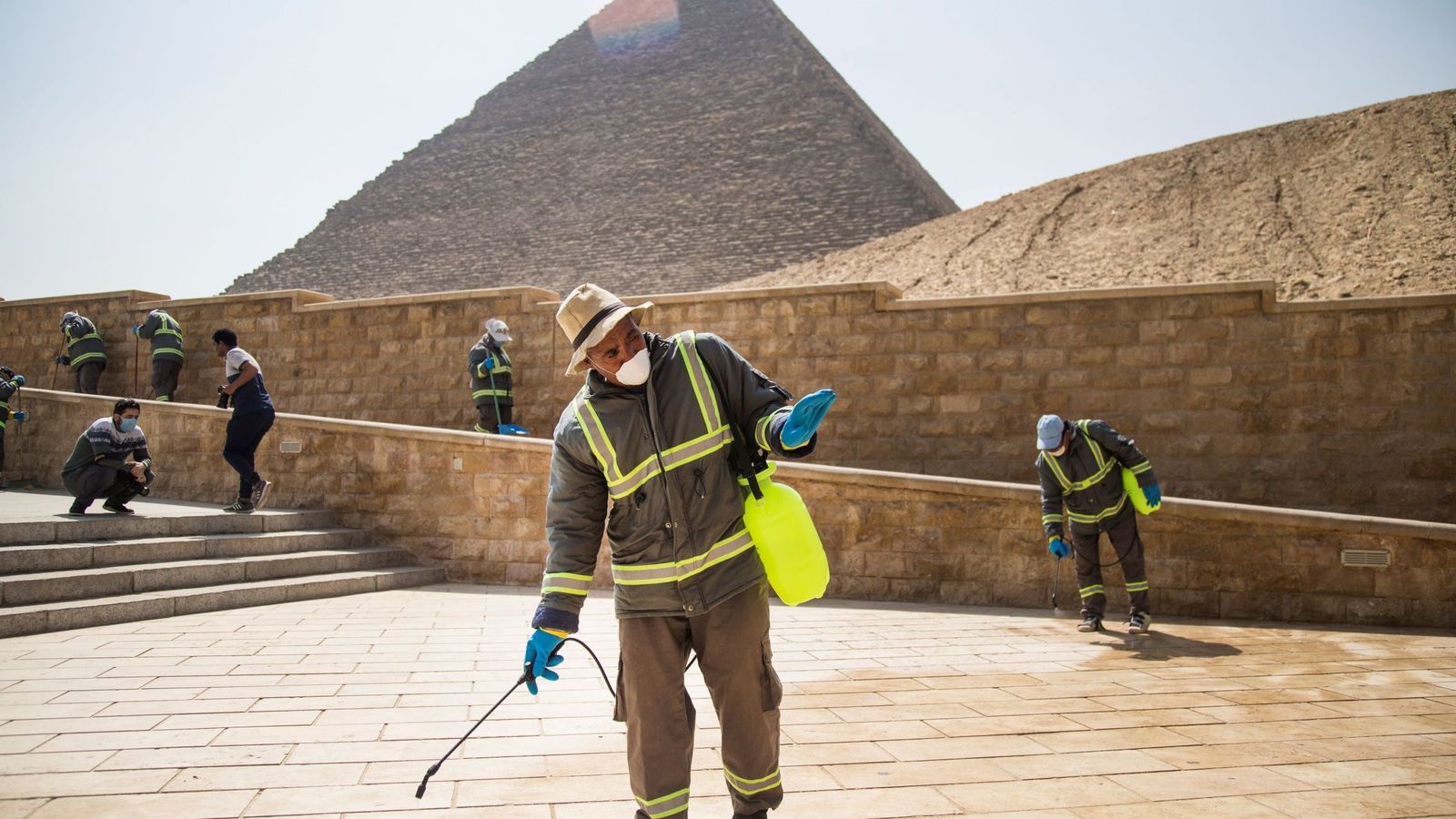 Egipto desinfecta las pirámides para combatir la expansión del coronavirus