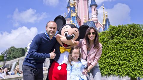 Iniesta celebra el doblete en Disneyland