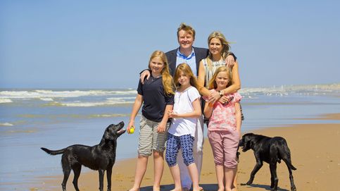 Máxima de Holanda y su familia celebran el inicio de sus vacaciones con un posado en la playa