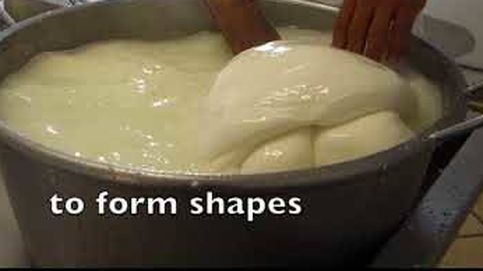 El hipnótico vídeo de cómo se fabrica mozzarella casera en Italia