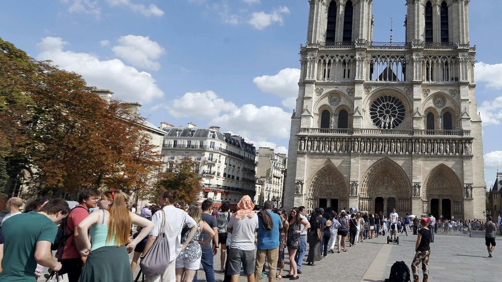 Foto: Turistas hacen cola para visitar Notre Dame en París (Reuters)