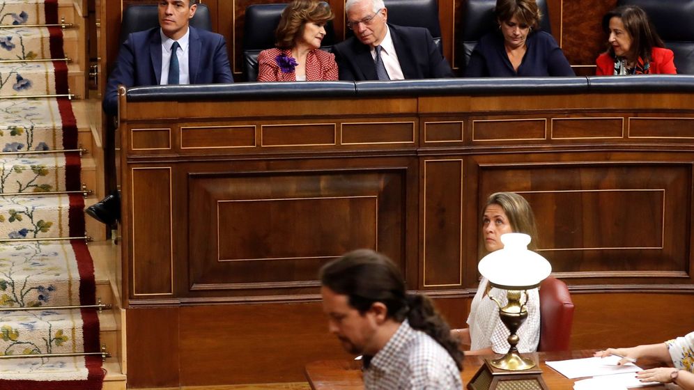Foto: Pablo Iglesias pasa frente a Pedro SÃ¡nchez en el debate de investidura. (EFE)