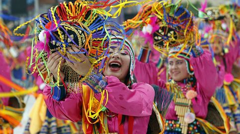 Desfile de carnaval en Colombia y cabalgata de Reyes Magos: el día en fotos