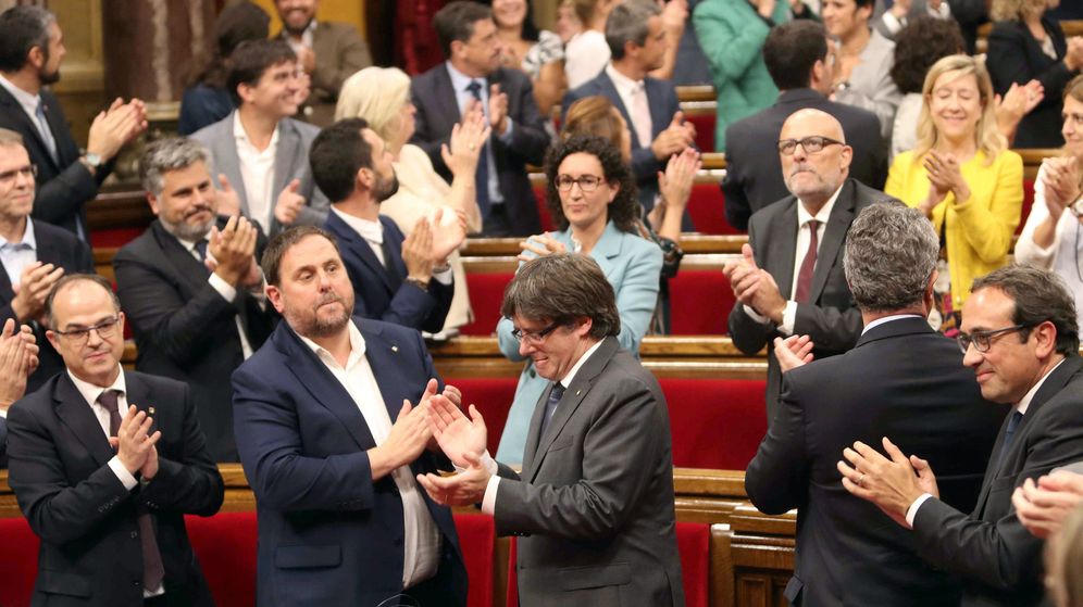 Foto: Carles Puigdemont (c) celebra la aprobaciÃ³n de la ley del referÃ©ndum. (EFE)