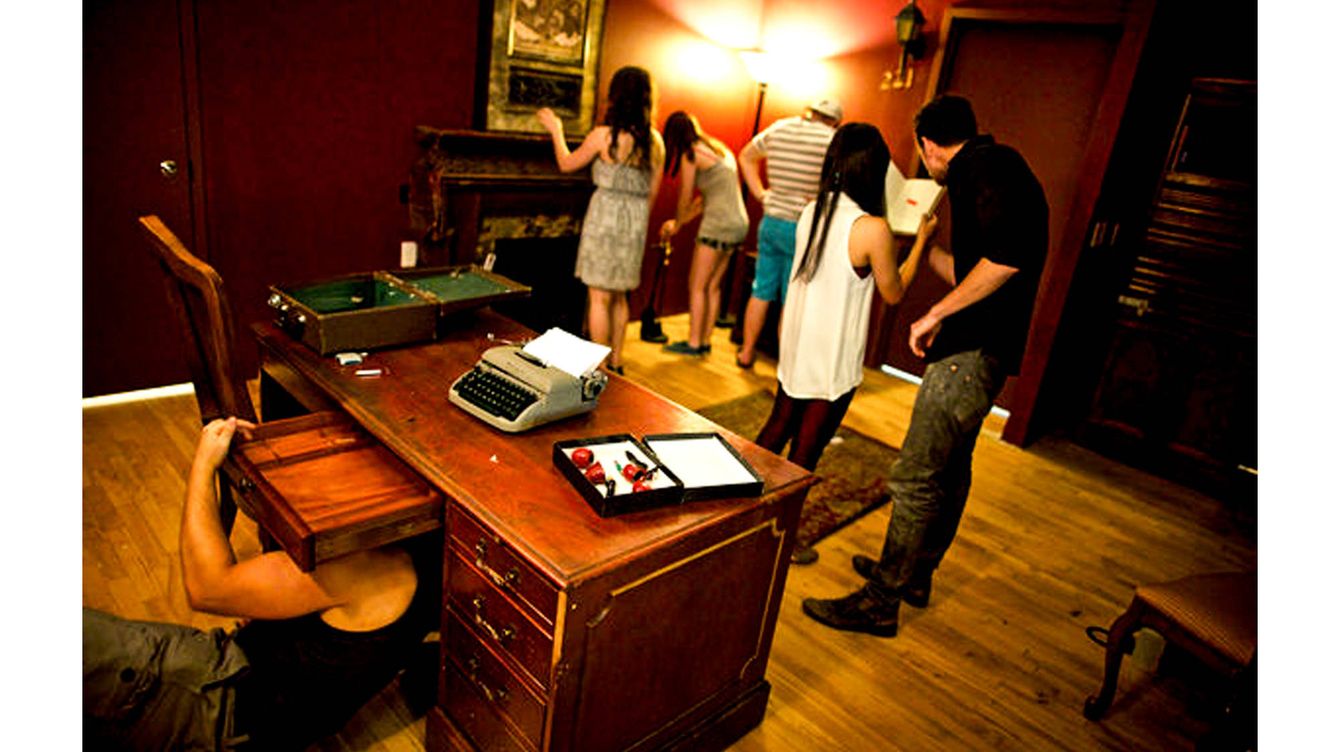 Foto: Un grupo de personas intenta recoger pistas para salir de una de las habitaciones del juego. (Pixabay)