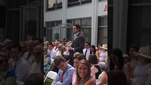 Este hombre hace de niña de las flores en la boda de su prima y lo clava