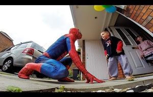 Se viste de Spiderman para sorprender a su hijo con cáncer