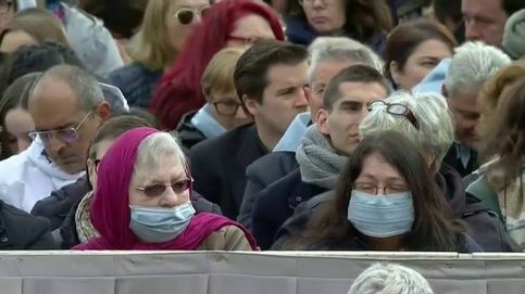 Las mascarillas llegan a la audiencia del Papa en la plaza de San Pedro