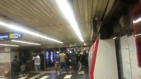Encontronazo violento entre policías y manteros en el metro de Barcelona